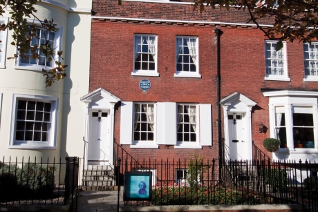 Charles Dickens' Birthplace .